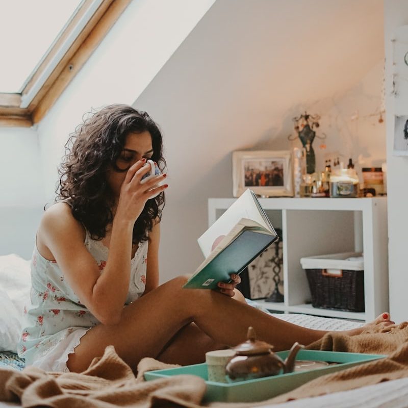 Femme qui écoute ses besoins