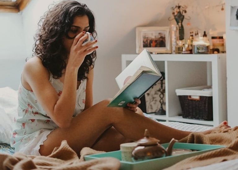 Femme qui écoute ses besoins